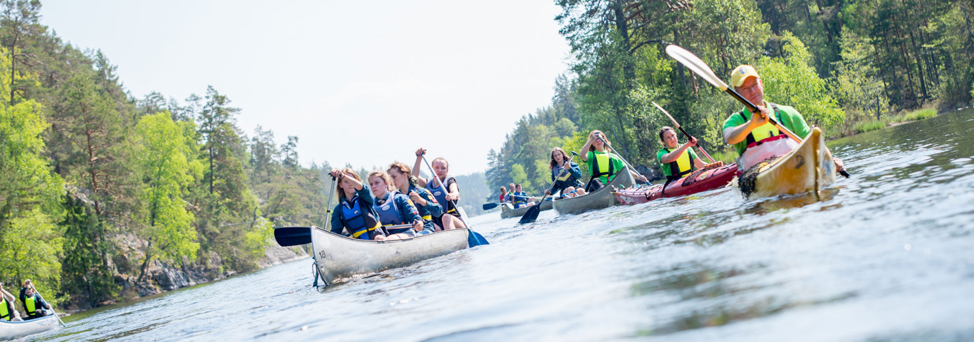 grupp ar ute och paddlar